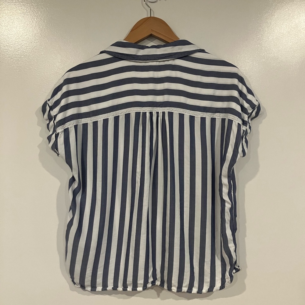 BeachLunchLounge Darby Short Sleeve Button-Up – Medium – Breezy Boxy Shirt - Picture 2 of 7